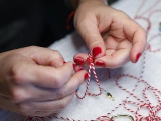 5 dakikada adım adım marteniçka yapımı: Kırmızı ve beyaz ip yetiyor