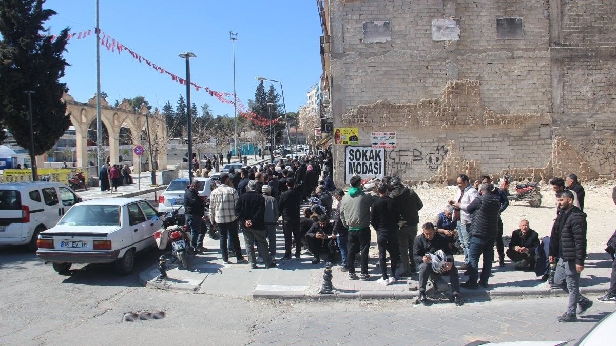 Şanlıurfa'da APP plakası olan araç sahipleri uzun kuyruklar oluşturdu