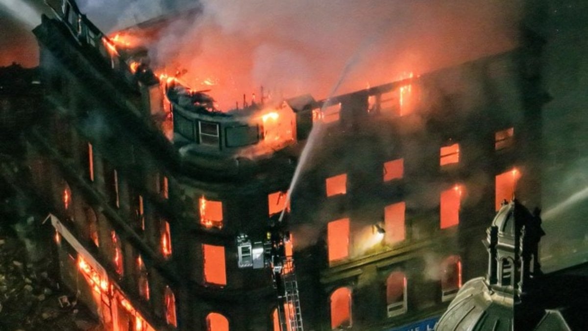 Glasgow’daki tren istasyonunda yangın: Bir bina çöktü, istasyon kapatıldı