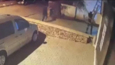 İstanbul'da merdivenle girdikleri evde, sahiplerini bağlayıp soygun yaptılar