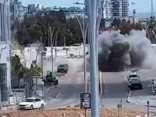 İran’ın İsrail merkezine düzenlediği saldırı anı