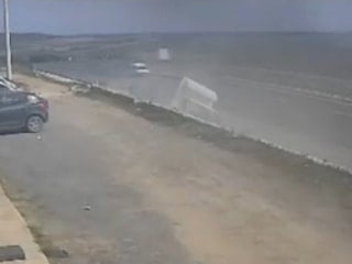 İstanbul'da aracının hakimiyetini kaybetti, refüje çarptı