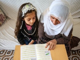 Erzurum'da torunundan ders alan babaanne, 70 yaşında okuma yazma öğreniyor