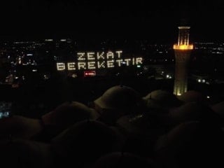 Bursa Ulu Cami’ye asılan mahya, Uludağ’a doğru ışıldadı