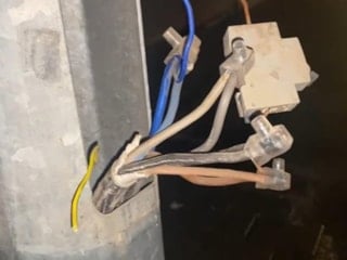 Diyarbakır’da aydınlatma direklerinden evlere kaçak elektrik hattı çekildi