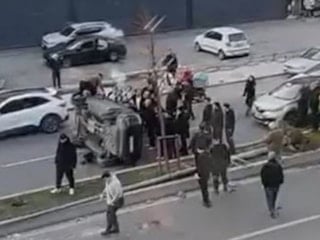 Beylikdüzü’nde dalgın sürücü direğe çarptı, araç takla attı