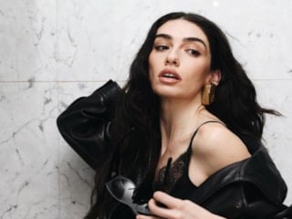 Oyuncu Hazar Ergüçlü sevgilisi Efe Çelik'ten ayrıldı