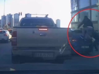 Adana’da tartışma büyüdü: Otomobile sopa ve sandalyelerle zarar verdiler