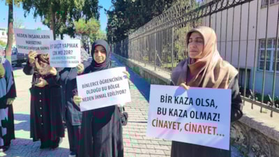 Adana’da üst geçit protestosu: Mahalleli belediyeye tepki gösterdi