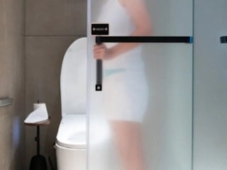 Misafirler nefret ediyor ama oteller vazgeçmiyor: Cam kapılı banyoların sırrı