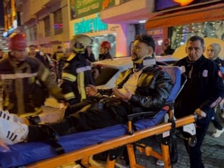 Kocaeli'de otomobil kafeye daldı: 2 yaralı