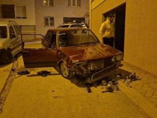 Eskişehir'de sevgilisinden ayrılan genç sokak ortasında aracını parçaladı