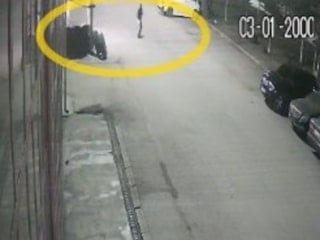 Çorum'da yanıcı madde döktüğü dükkanı ateşe verdi: O anlar kamerada