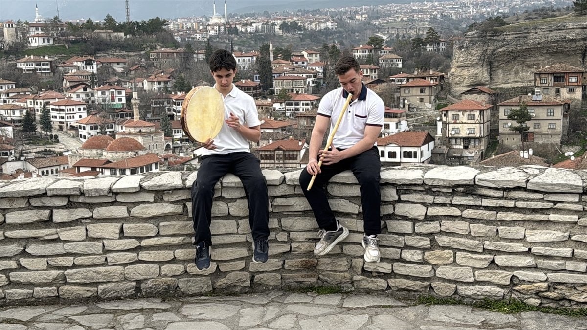 Karabük'te lise öğrencileri, geleneksel Türk müziğini turistlerle buluşturuyor