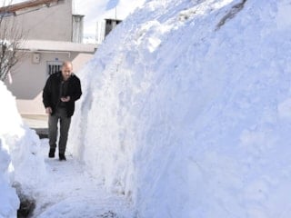 Bitlis’te köylüler kar tünelleriyle hayatlarını sürdürüyor