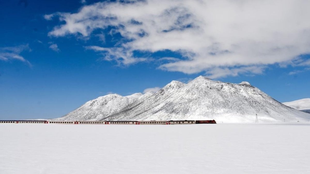Van Gölü Ekspresi, Kirkor Dağı'nın karlı zirveleriyle görsel şölen sunuyor