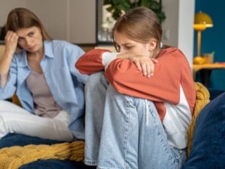 Anne ile yetişkin çocuk arasında bazen sınırlar belirsizleşebiliyor