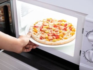 Daha eşit yemek ısıtmak için mikrodalga hilesi: Tabağı ortasına koymayın