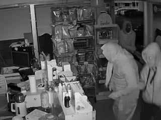 Sivas'ta kadın kılığına girip, sigara çaldılar