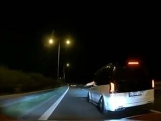 İzmir'de yol verme kavgası: Otoyolda önünü kesip üzerine yürüdü