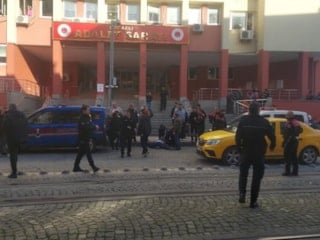 Kocaeli'de genç kadın cinsel istismarla suçladığı sanığı adliye önünde öldürdü