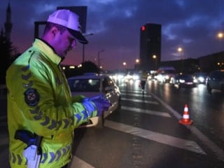 İstanbul'da trafik polislerince taralı alan ihlali uygulaması yapıldı