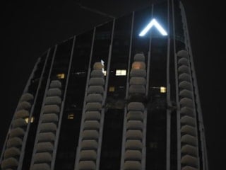 Dubai'de bir binaya İHA saldırısı