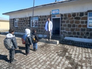 Muş'ta 3 öğrencisi için her gün 48 kilometre yol gidiyor