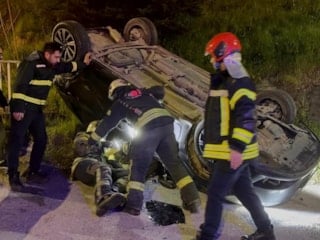 Kocaeli’de takla atan otomobilde 2 kişi yaralandı, diğer sürücü kaçtı