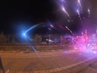 Diyarbakır'da bir şüphelinin arkadaşının üzerine havai fişek ateşlediği anlar kamerada