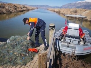 Işıklı Barajı’nda kaçak avcıların bıraktığı 5 bin metre ağ ele geçirildi