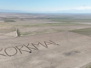 Aksaraylı çiftçiden 12 Mart'a özel mesaj: Tarlasına 'Korkma' yazdı