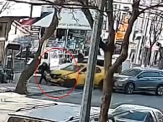 Tekirdağ’da yaşlı kadın, kontrolden çıkan araçtan son anda kurtuldu