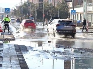 Sivas'ta ana şebeke borusu patladı, yolda çökme meydana geldi