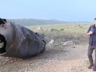 İran'dan Tel Aviv'e atılan devasa füzenin enkazı görüntülendi