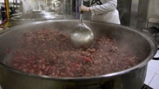 Mersin'de belediye aşevinde dağıtılan kavurmadan çip ve at eti çıktı