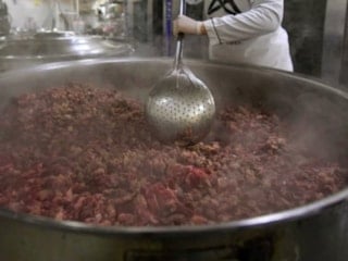 Mersin'de belediye aşevinde dağıtılan kavurmadan çip ve at eti çıktı