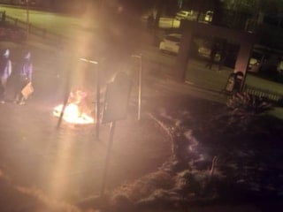 Edirne’de parkta lastik yaktılar, oyun gruplarına zarar verdiler