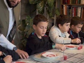 İstanbul Üsküdar’da imamdan örnek proje: Camiye gelen çocuklara çini boyama öğretiyor