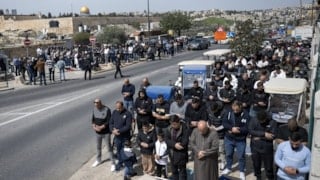 İsrail, Mescid-i Aksa'yı ibadete kapattı: Filistinliler cuma namazını sokaklarda kıldı