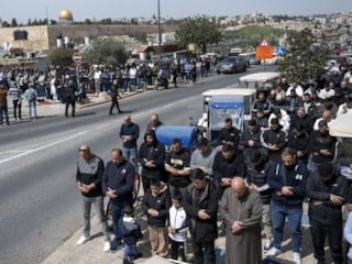 İsrail, Mescid-i Aksa'yı ibadete kapattı: Filistinliler cuma namazını sokaklarda kıldı