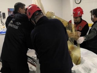 Hatay’da zorlu ameliyat: Göğsüne saplanan demiri itfaiye kesti