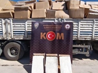 Afyonkarahisar’da tırda 8 milyon liralık doldurulmuş makaron bulundu