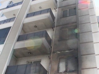 Aksaray'da apartmanda yangın: 10 kişi dumandan etkilendi