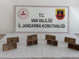 Van’da altın hammaddeli 8 tarihi eser ele geçirildi