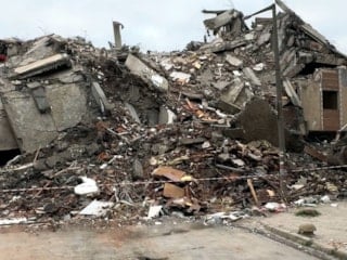 İstanbul'da 5 katlı bina yıkım sırasında çöktü