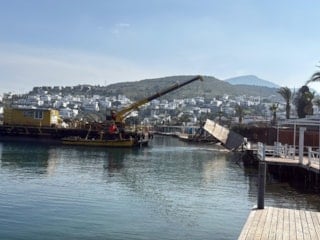 Türkbükü sahilinde kaçak iskele temizliği