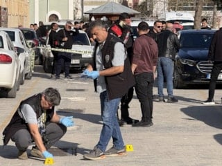 Antalya'da sokak ortasında silahlı saldırı kamerada