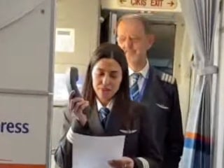 Gökyüzünde tarihi an: 45 yılın ardından son uçuşunda koltuğunu pilot olan kızına devretti