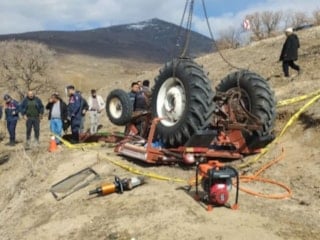 Aksaray'da devrilen traktörün altında kalan yaşlı adam öldü